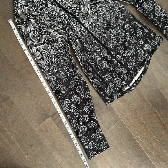 JOE FRESH Active Women’s Black White Ombré Floral Gym Zip Up Jacket, Long Sleeve - Picture 12 of 12
